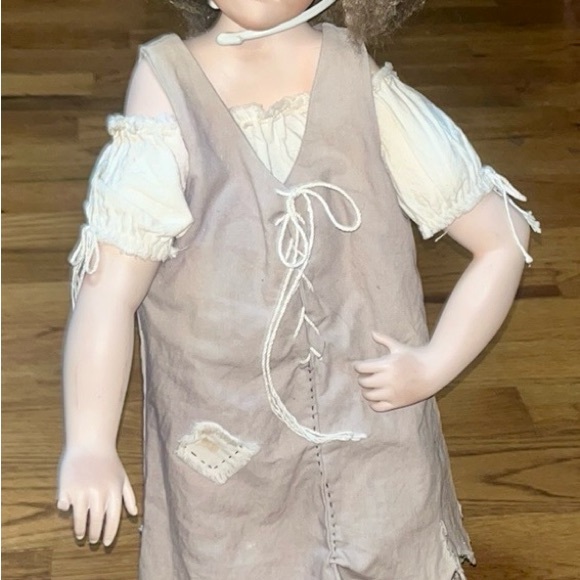 RARE Les Miserables Porcelain Doll "Little Cosette" #2437 - Picture 4 of 11